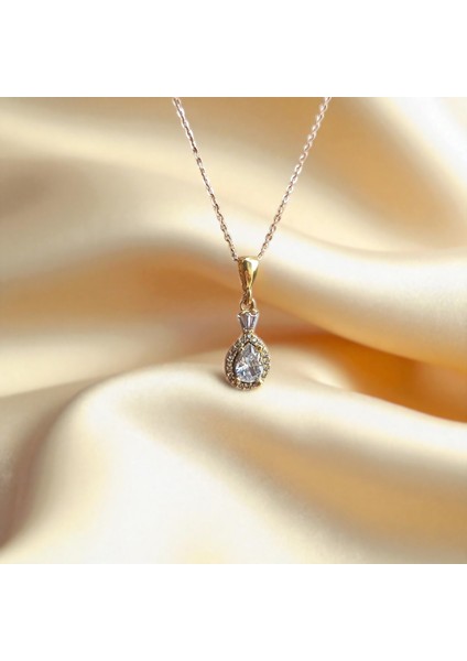 Altın Renkli Damla Taşlı Çelik Kadın Kolye – Zarif ve Işıltılı Tasarım