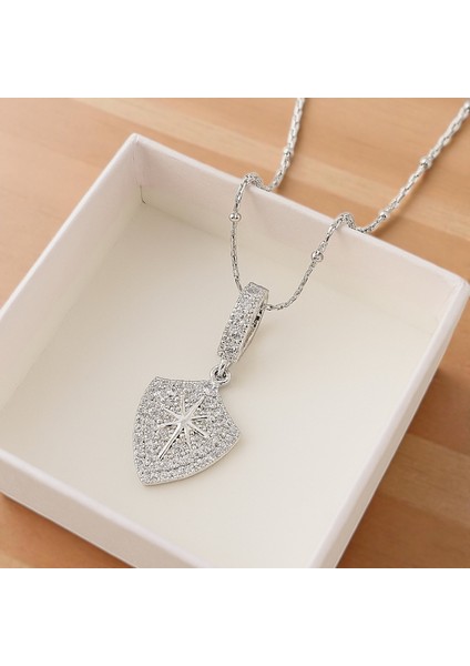 Kadın Çelik Kalkan Model Zirkon Taşlı Kolye – Gümüş Renk, Parıltılı Tasarım