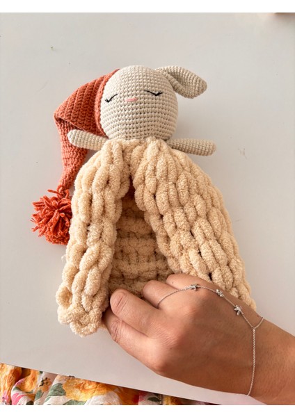 Amigurumi Tavşan Uyku Arkadaşı – El Yapımı, Yumuşak Peluş Battaniye Oyuncak