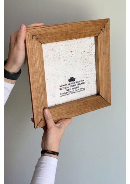 Renkli Masif Çerçeveli Doğaltaş Tablo 28X28 cm Kız ve Inci Küpeli