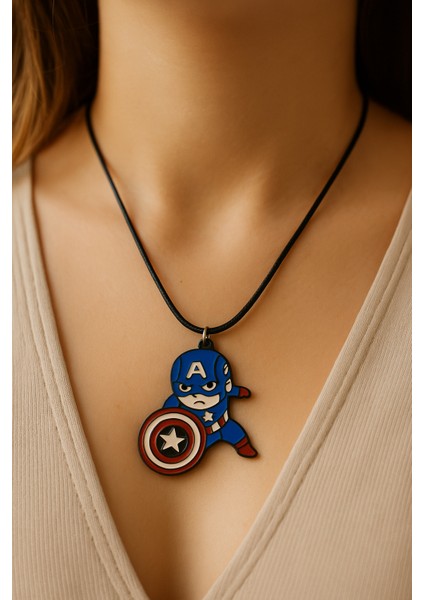 Sevimli Kaptan Amerika Karakterli Kolye – Siyah Ipli, Çizgi Film Tasarım, Unisex Aksesuar