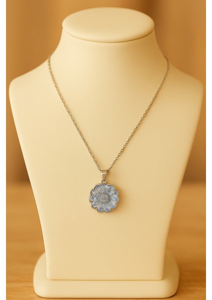 Gümüş Renk Çiçek Figürlü Kolye – Zarif Kadın Takı, Günlük ve Özel Gün Kullanımı