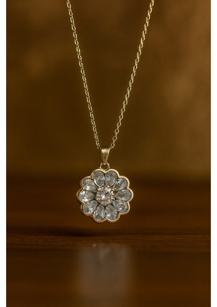 Gümüş Renk Çiçek Figürlü Kolye – Zarif Kadın Takı, Günlük ve Özel Gün Kullanımı fiyatları