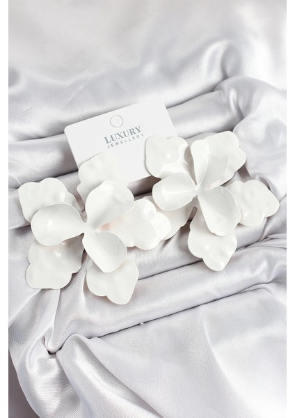 Pirinç Beyaz Çiçek Model Kadın Küpe