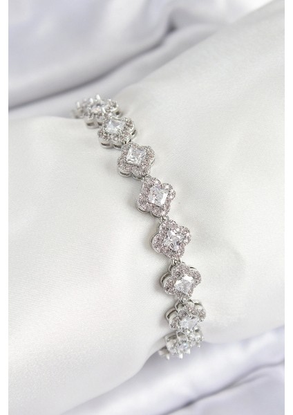 Pirinç Zirkon Taşlı Yonca Baget Model Gümüş Renk Vıp Seri Kadın Bileklik