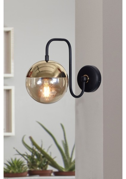 Şık Siyah Metal Gövde Bal Rengi Camlı Lüks Aplik, Evinizde Zarafet Sağlar.