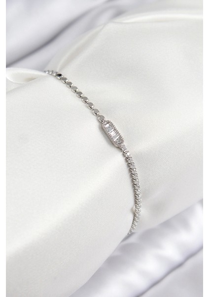 Pirinç Zirkon Taşlı Dikdörtgen Model Ezme Zincir Gümüş Renk Kadın Bileklik