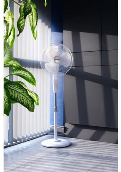 Beyaz Ayaklı Vantilatör – Ayarlanabilir Yükseklikli, 3 Kademeli