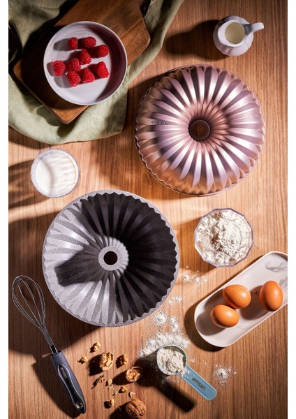 Pembe Döküm Kek Kalıbı, 24 Cm, Dayanıklı ve Şık Tasarım