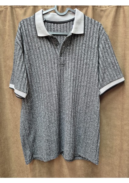 Gri Polo Yaka Dokulu Tişört – Açık Gri Yaka ve Kol Ucu Detaylı