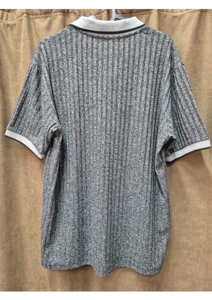 Gri Polo Yaka Dokulu Tişört – Açık Gri Yaka ve Kol Ucu Detaylı fiyatları