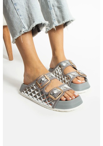 Kapitone Parlak Gri Tokalı Kadın Terlik – Ortopedik, Şık, Kaymaz Taban