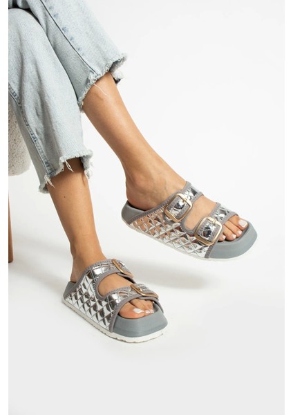 Kapitone Parlak Gri Tokalı Kadın Terlik – Ortopedik, Şık, Kaymaz Taban fiyatları