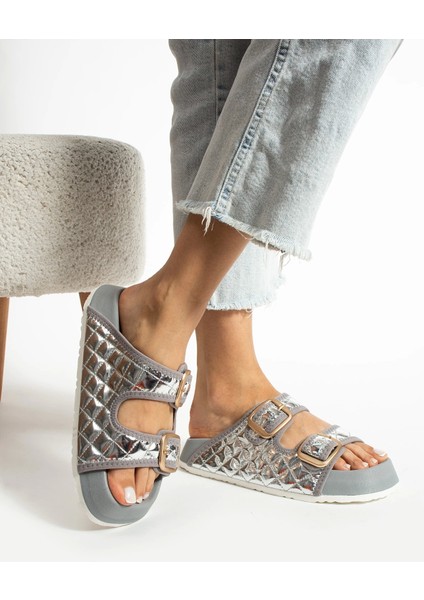 Kapitone Parlak Gri Tokalı Kadın Terlik – Ortopedik, Şık, Kaymaz Taban modelleri