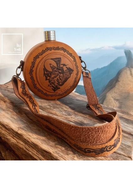 Kahverengi Bozkurt Figürlü Deri Kaplama Matara – Etno Tasarım, Askılı Kamp ve Doğa Aksesuarı