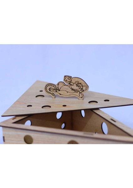 Bej Ahşap Üçgen Kutu, Şık ve Dayanıklı Dekoratif Saklama Çözümü