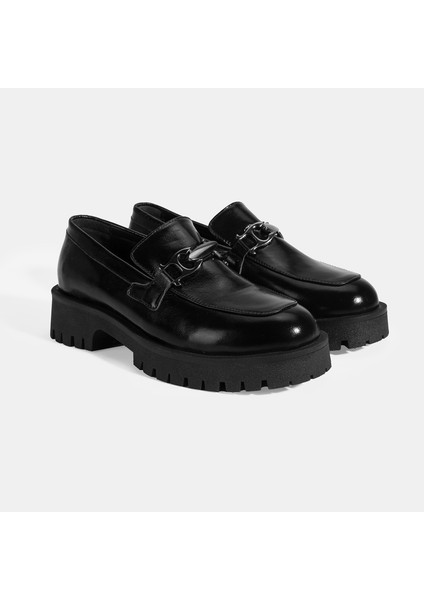 Kadın Siyah Metal Aksesuarlı Rugan Loafer