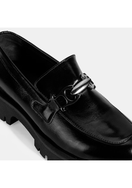 Kadın Siyah Metal Aksesuarlı Rugan Loafer
