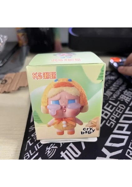 Yeni Sevimli Crybaby Flock Kutu Bebek Üç Boyutlu Oturma Karikatür Figürin Çanta, Kolye Masaüstü Hediyesi: 1 Pcs (Yurt Dışından)
