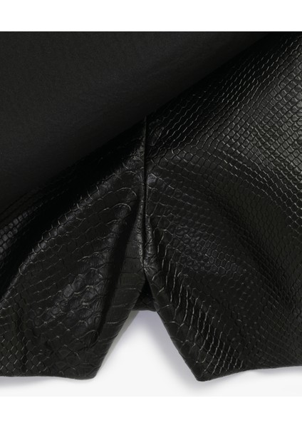 Slim Fit Yırtmaç Detaylı Yılan Derisi Dokulu Suni Deri Şort Etek