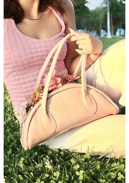 Yarım Ay Formlu Kadın Omuz Çantası - Pudra Renk - Şık ve Modern Tasarım