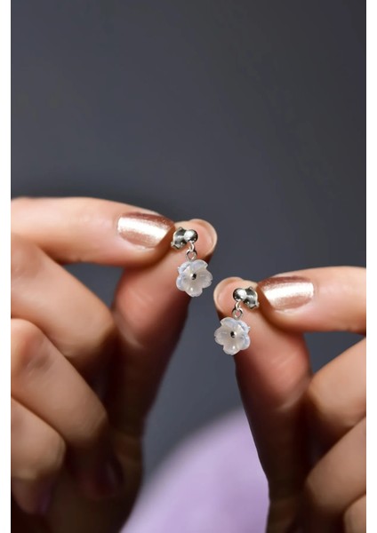 925 Ayar Gümüş Rodyum Kaplama Sedef Manolya Çiçeği Küpe fiyatları