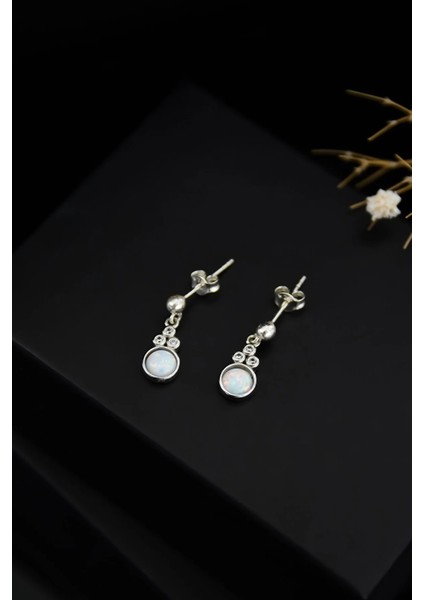 925 Ayar Gümüş Rodyum Kaplama Beyaz Opal Yuvarlak Çivili Küpe