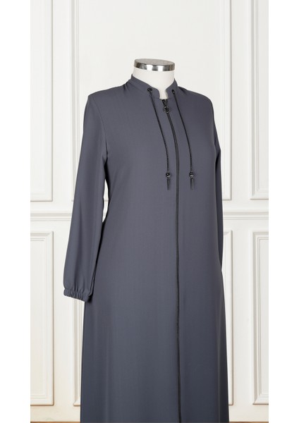 4853 Önü Fermuarlı Yakası Zincir Detaylı Kol Ucu Lastikli Hakim Yaka Büyük Beden Ferace Qys Ferace 4853 #23-03# fiyatları