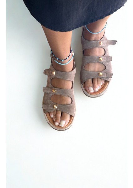 Koyu Bej Hakiki Deri Gold Aksesuarlı Kadın Günlük Sandalet