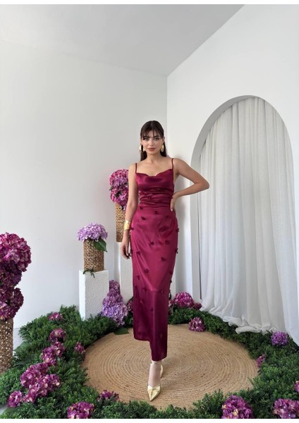 Ince Askılı Saten Çiçek Aplikeli Midi Elbise indirimleri