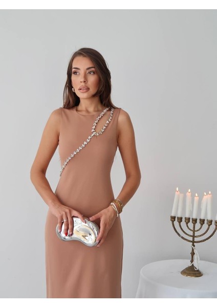 Mona Taş Detay Atlas Kumaş Uzun Elbise