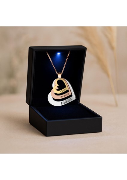 Işıklı Kutuda Üç Isimli Kalpler Gümüş Kolye