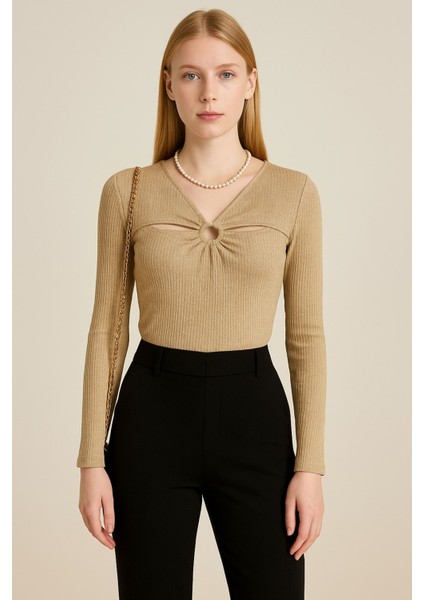 Kadın V Yaka Simli Ribana Kumaş Uzun Kollu Göğüs Detaylı Bluz - Bej | Şık & Modern Tasarım