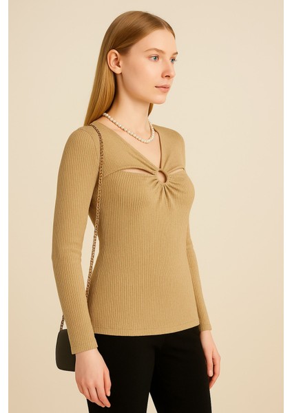 Kadın V Yaka Simli Ribana Kumaş Uzun Kollu Göğüs Detaylı Bluz - Bej | Şık & Modern Tasarım modelleri