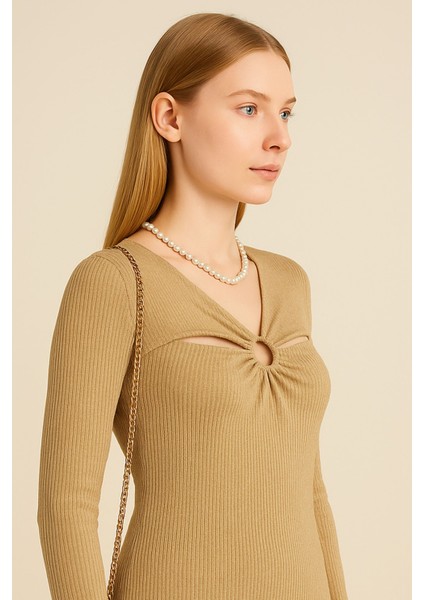 Kadın V Yaka Simli Ribana Kumaş Uzun Kollu Göğüs Detaylı Bluz - Bej | Şık & Modern Tasarım indirimleri