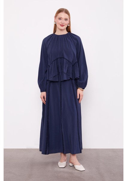 131036 Önü Fisto Detaylı Sıfır Yaka Kol Ucu Lastikli Dökümlü Beli Kemerli Önü Fisto Detaylı Etekli Takım