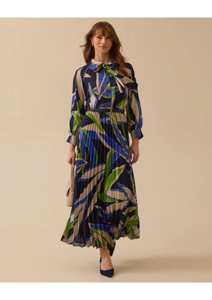 1018 Şık Elbise Yakası Bağlamalı Önü Yarım Düğmeli Belden Aşağı Pileli Balon Kol Kemer Detaylı Desenli Şık Elbise #03-25#