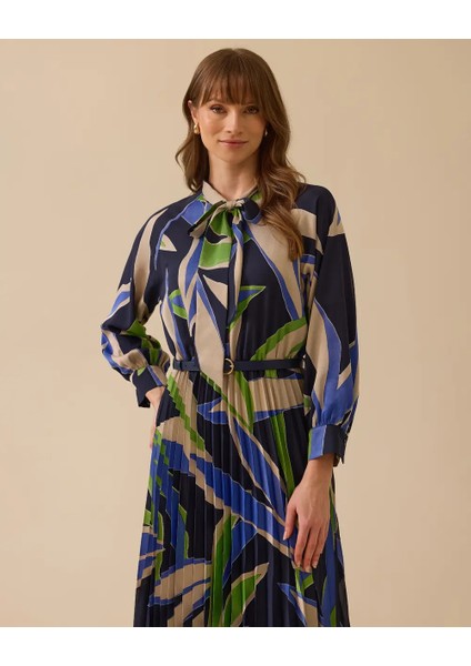 1018 Şık Elbise Yakası Bağlamalı Önü Yarım Düğmeli Belden Aşağı Pileli Balon Kol Kemer Detaylı Desenli Şık Elbise #03-25# fiyatları