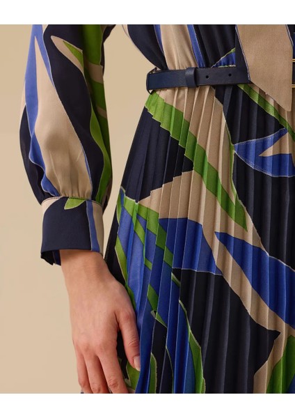 1018 Şık Elbise Yakası Bağlamalı Önü Yarım Düğmeli Belden Aşağı Pileli Balon Kol Kemer Detaylı Desenli Şık Elbise #03-25# fırsatları