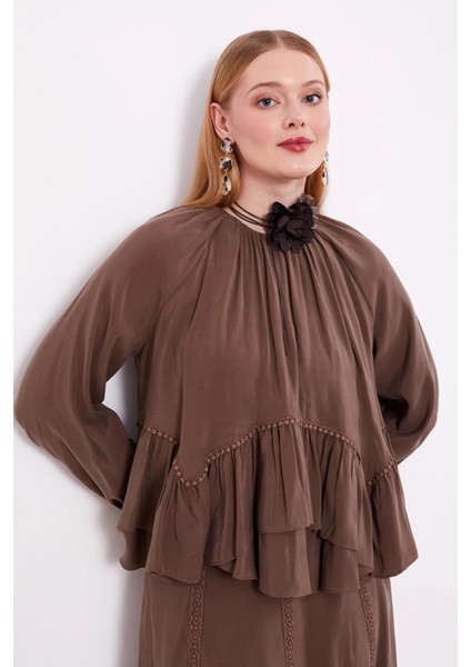 131036 Önü Fisto Detaylı Sıfır Yaka Kol Ucu Lastikli Dökümlü Beli Kemerli Önü Fisto Detaylı Etekli Takım fiyatları