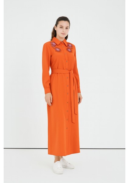 63065 Gömlek Yaka Ön Kısmı Boncuk ve Çiçek Işlemeli Boydan Düğmeli Cepli Beli Bağlamalı Elbise #04-25#