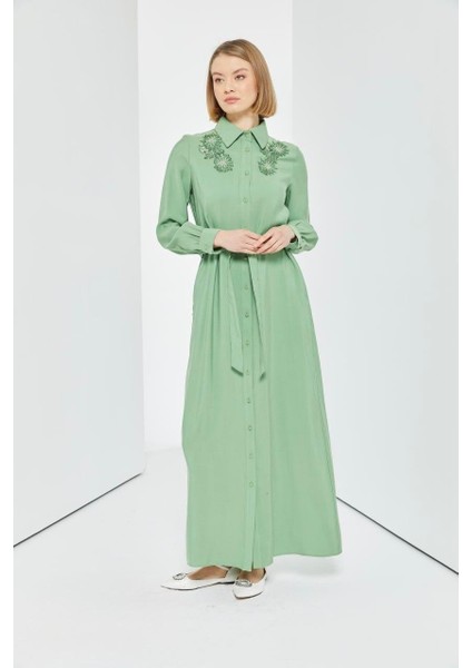 63065 Gömlek Yaka Ön Kısmı Boncuk ve Çiçek Işlemeli Boydan Düğmeli Cepli Beli Bağlamalı Elbise #04-25#