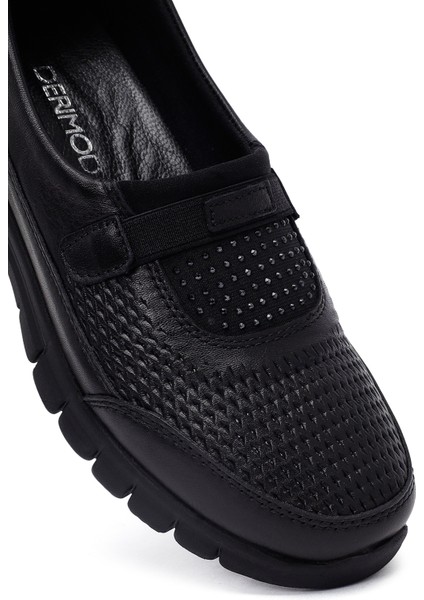 Kadın Siyah Taş Detaylı Deri Comfort Ayakkabı 25AFD500918