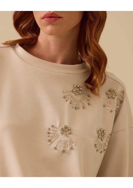 10001 Aksesuarlı Sweatshirt Hakim Yaka Önü Taş ve Boncuk Işlemeli Düşük Omuz Aksesuarlı Sweatshirt #03-25# modelleri