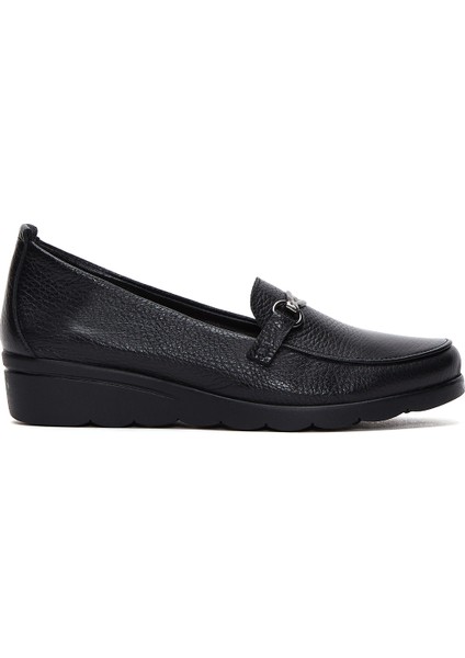 Kadın Siyah Toka Detaylı Dolgu Topuklu Deri Loafer 25AFD4122FT
