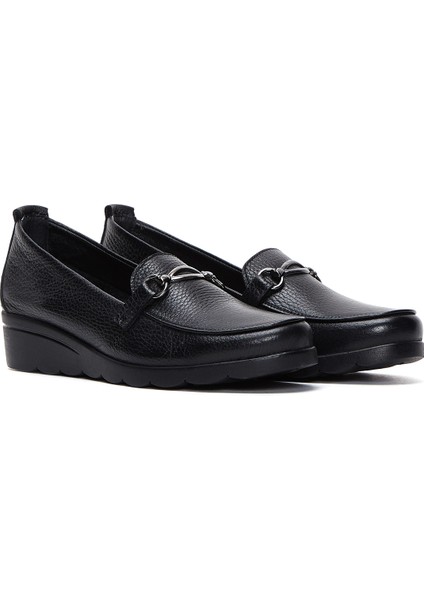Kadın Siyah Toka Detaylı Dolgu Topuklu Deri Loafer 25AFD4122FT modelleri