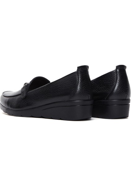 Kadın Siyah Toka Detaylı Dolgu Topuklu Deri Loafer 25AFD4122FT indirimleri