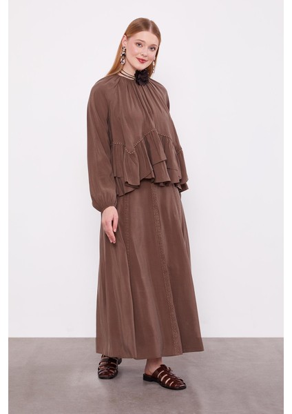 131036 Önü Fisto Detaylı Sıfır Yaka Kol Ucu Lastikli Dökümlü Beli Kemerli Önü Fisto Detaylı Etekli Takım