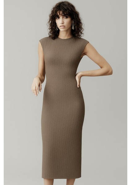 Geniş Yaka Yanlar Büzgülü Sıfır Kol Gofre Elbise