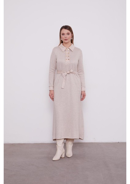 330257 Önü Göğüse Kadar Yarım Düğmeli Yaka ve Kol Ucu Süet Detaylı Kaşmir Elbise